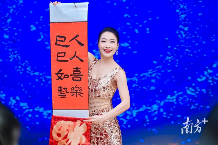 久久人搡人人玩人妻精品一探索网络社交新风尚—久久人搡人人玩人妻精品一