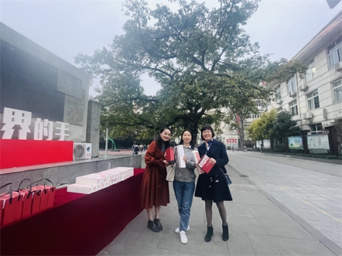 紧身裙教师在线一区，多元角色与新闻资讯